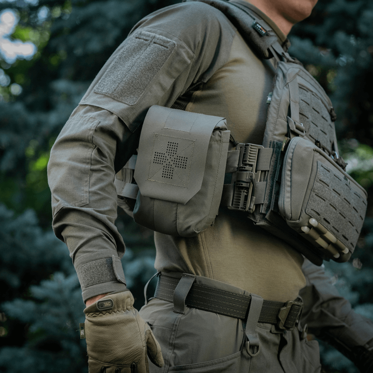 M‑Tac Medic Pouch Vertical Large Elite monteret på taktisk vest i udendørs miljø