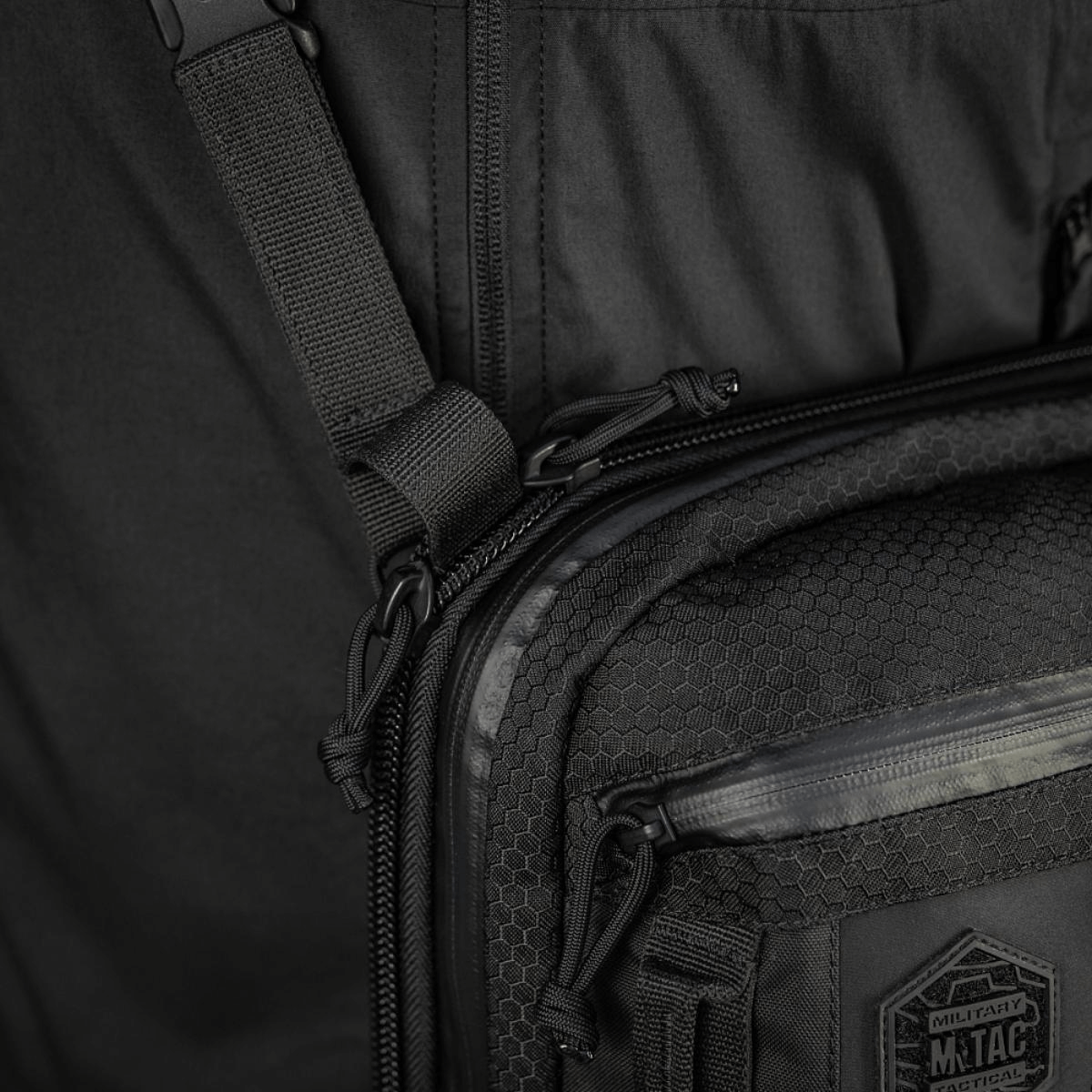 Nærbillede af M-Tac Tablet Bag Laser Cut Hex med holdbar Cordura, YKK og Woojin hardware, ideel til EDC, dokumenter og skjulte våben.