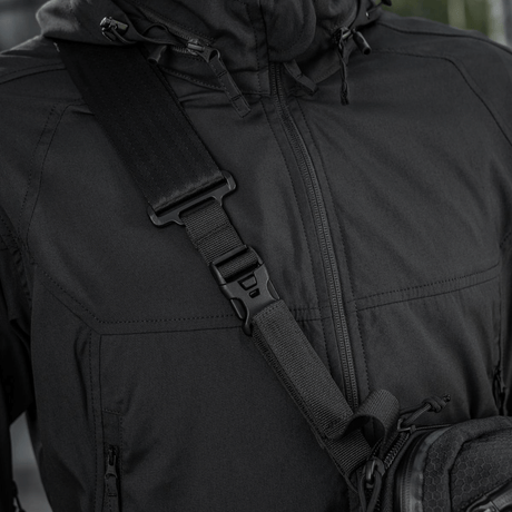 Nærbillede af sort M-Tac Tablet Bag Laser Cut Hex-skuldertaske på person, fremstillet i holdbart Cordura-materiale med justerbar strop.