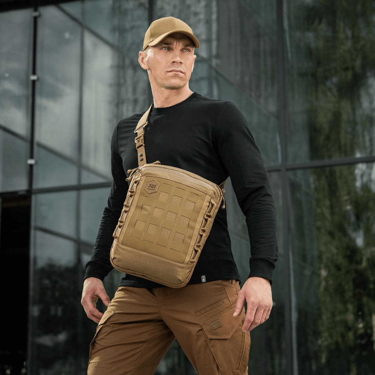 Mand bærer M-Tac Tablet Bag Laser Cut Hex taske i Cordura materiale med Laser Cut MOLLE, ideel til EDC, dokumenter og tablet.