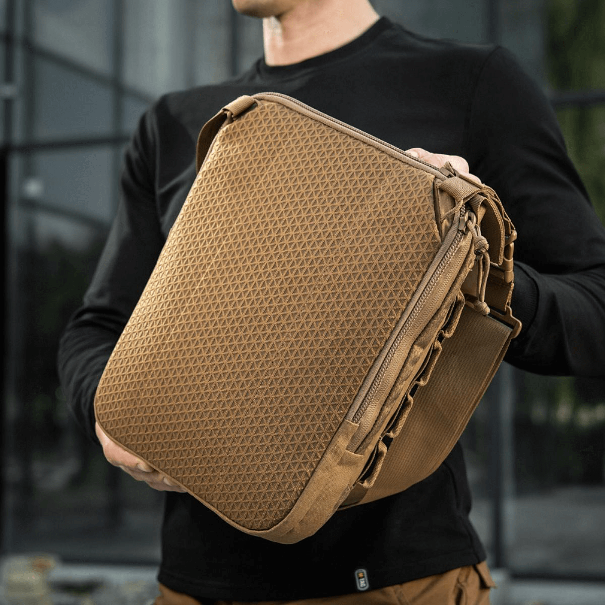 M-Tac Tablet Bag Laser Cut Hex i Cordura-materiale, praktisk til EDC, dokumenter og skjult våben, med Laser Cut MOLLE på frontpanelet.