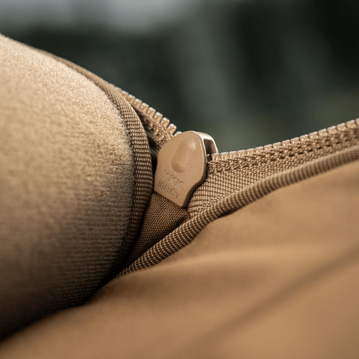 Nærbillede af YKK lynlås på M-Tac Tablet Bag Laser Cut Hex i Cordura materiale.