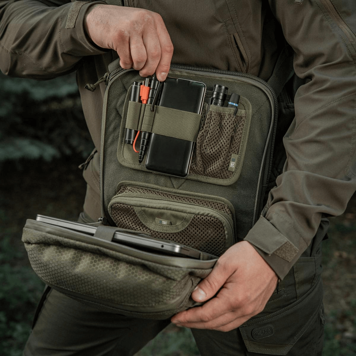 M-Tac Tablet Bag Laser Cut Hex med EDC, tablet og korthylstre, fremstillet i Cordura og med Laser Cut MOLLE system til hurtig adgang.