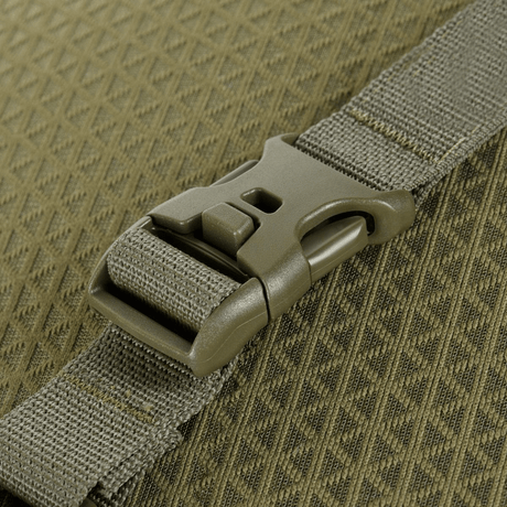 M-Tac Tablet Bag Laser Cut Hex spænde og remdetalje, fremstillet i Cordura-materialer, viser robusthed og funktionalitet.