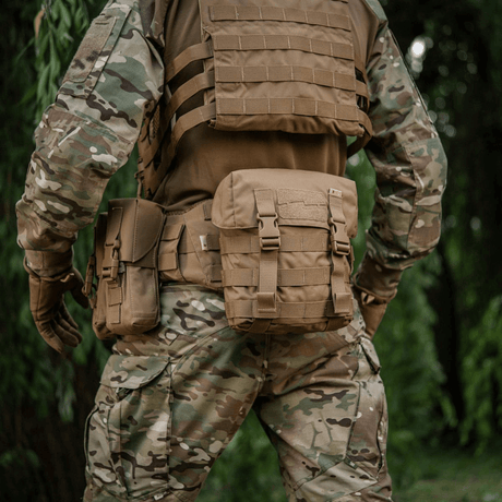 M-Tac Sukharka Gen.3 Pouch monteret på militæruniform i skovmiljø