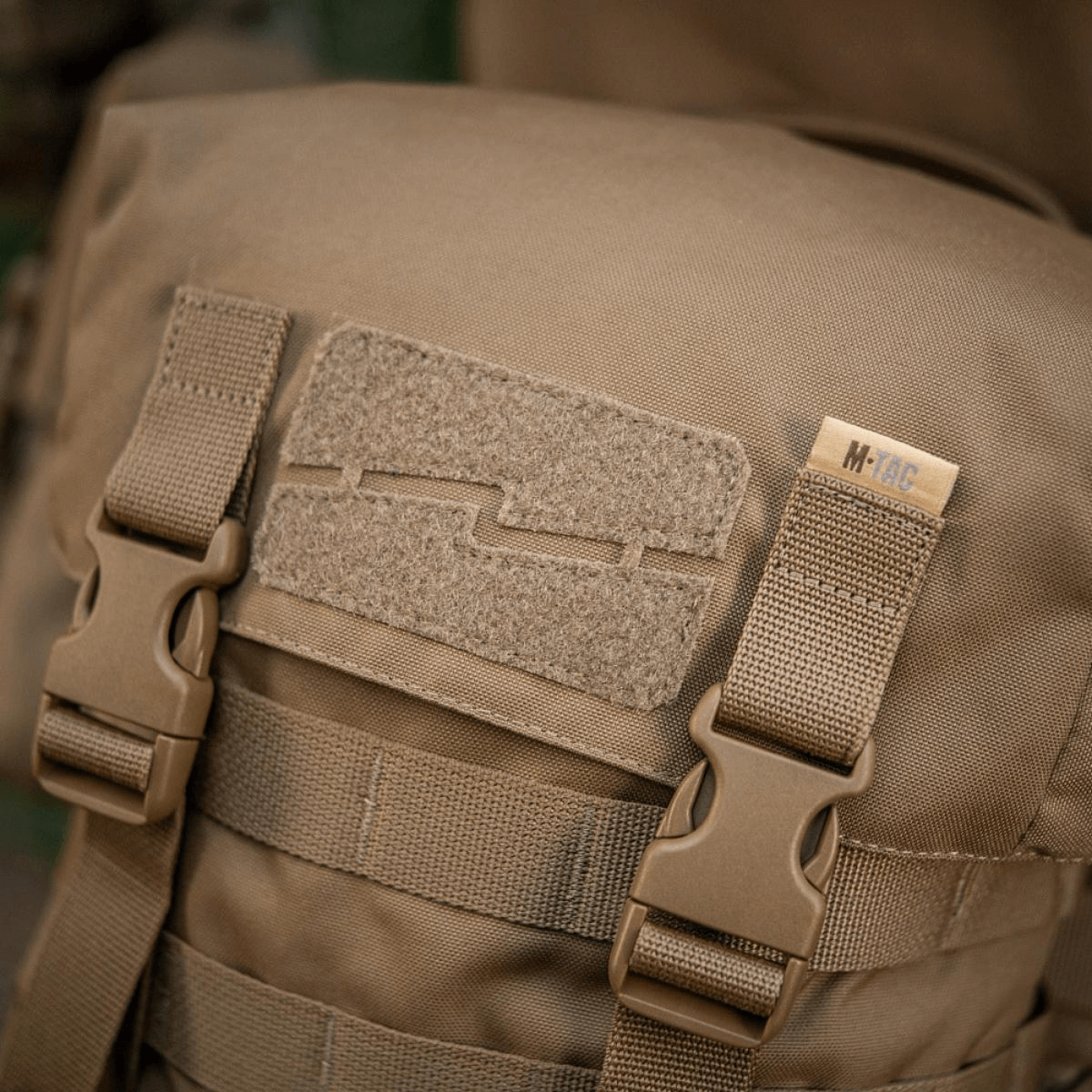 M-Tac Sukharka Gen.3 Pouch i slidstærk Cordura 500D med fastex-lukning, perfekt til militært brug. MOLLE-interface synlig.