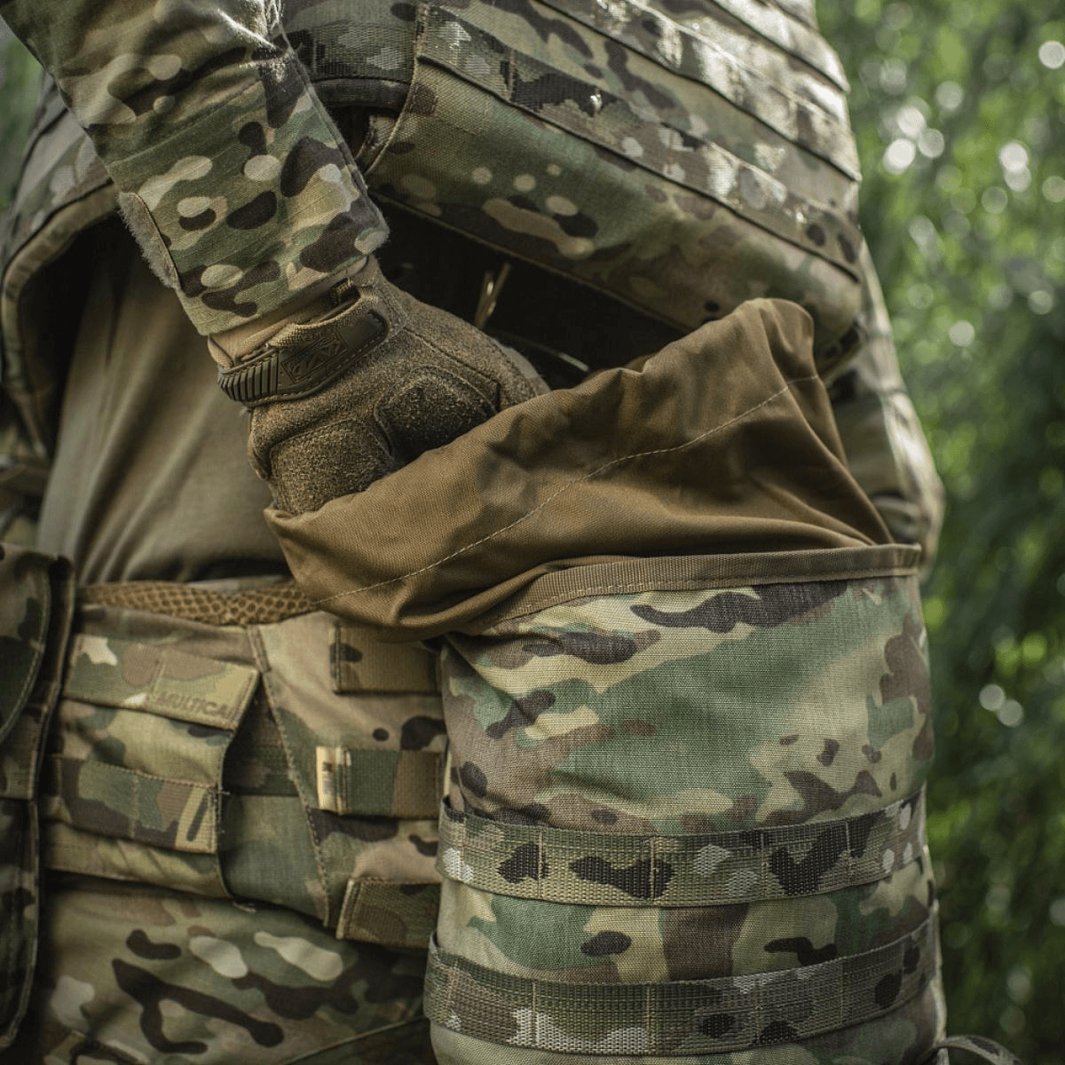 M-Tac Sukharka Gen.3 Pouch i camouflagemønster monteret på militært udstyr, viser opbevaringsevne og robust Cordura 500D materiale.