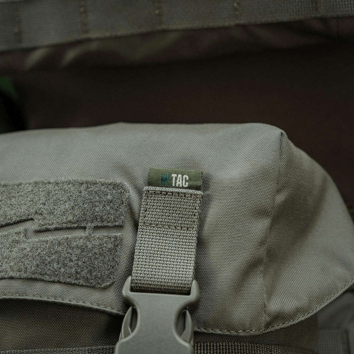 Nærbillede af M-Tac Sukharka Gen.3 Pouch i Cordura 500D med fastex-lukning og MOLLE-interface for praktisk opbevaring og holdbarhed.