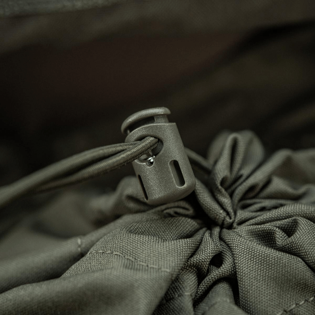 Nærbillede af M-Tac Sukharka Gen.3 Pouch med elastiksnor og stopper i Cordura 500D-materiale, ideel til udstyr og militært brug.