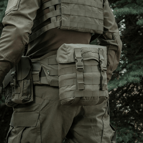 M-Tac Sukharka Gen.3 Pouch monteret på taktisk udstyr i felten