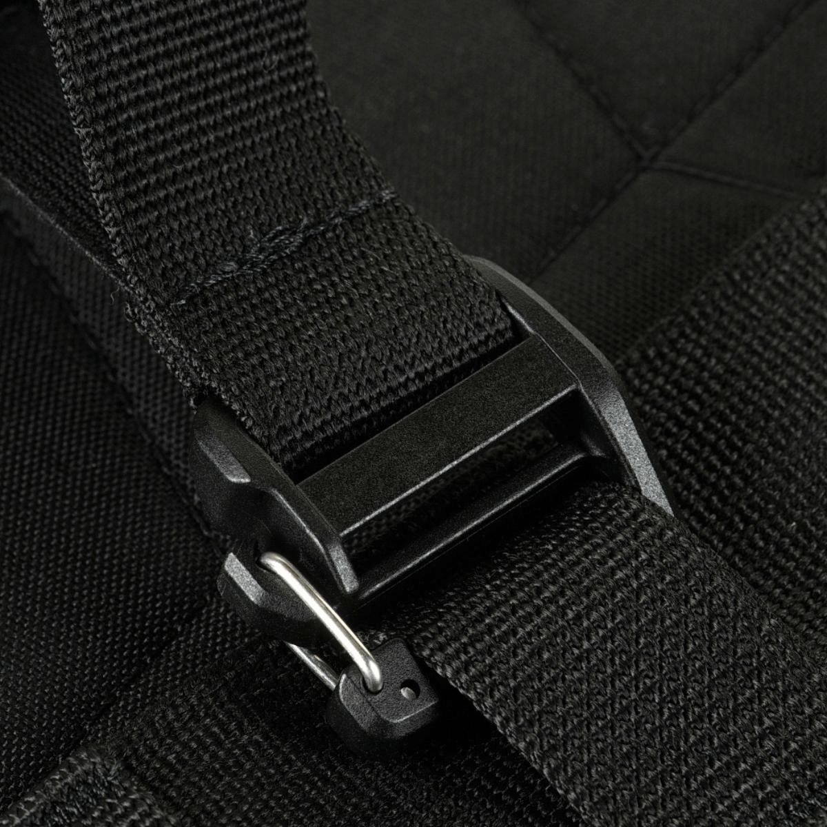 Nærbillede af M-Tac STURM Elite Rygsæk spænde og rem, fremstillet af holdbart nylonmateriale med robust lukning.