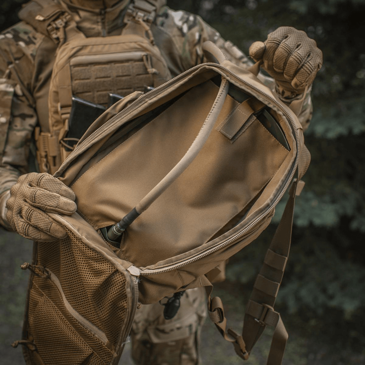 M-Tac STURM Elite Rygsæk åbnet med hovedrum synligt, viser praktisk design og materialer fra Cordura, ideel til kortvarige feltture.