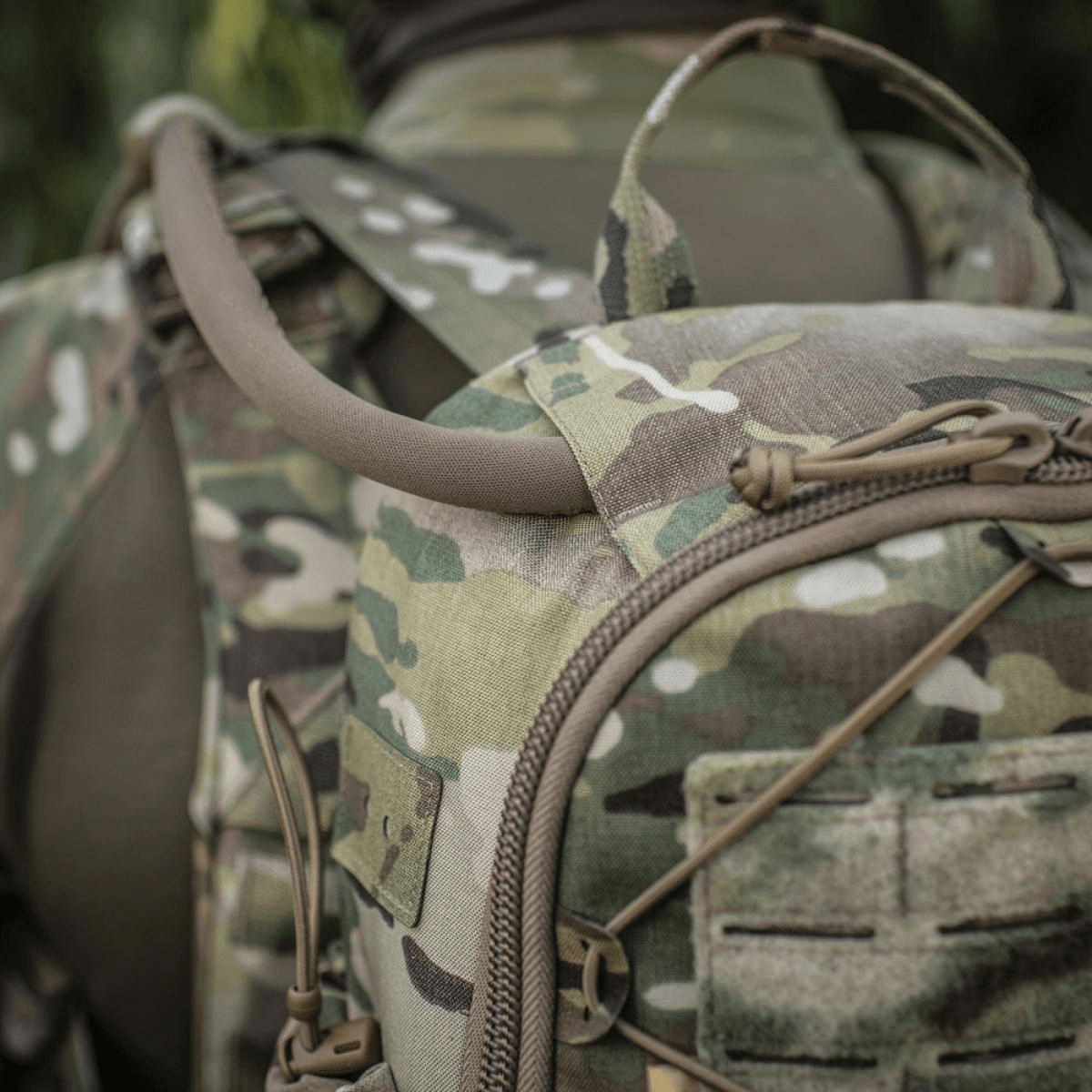 M-Tac STURM Elite Rygsæk i camouflage design med MOLLE Laser Cut panel og holdbare materialer, ideel til taktiske feltsituationer.