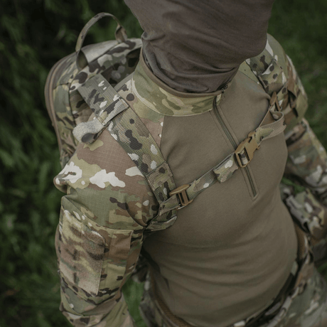 Person iført taktisk tøj og M-Tac STURM Elite Rygsæk, egnet til udflugter i felten, med holdbart Cordura og MOLLE design.