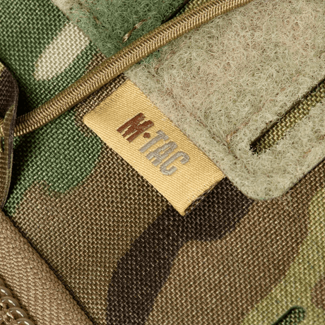 M-Tac STURM Elite Rygsæk i camouflage med kraftigt materiale og M-Tac mærkat, designet til taktisk brug i felten.
