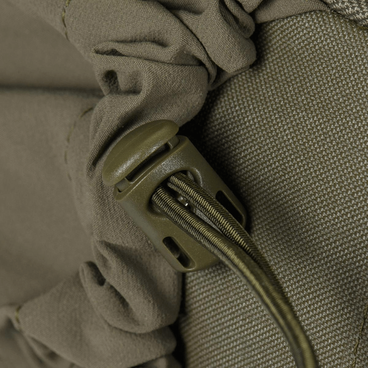 Detalje af M-Tac STURM Elite Rygsæk med stærkt materiale og robust spænde for holdbarhed i felten.