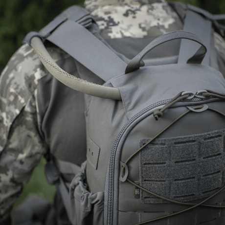 M-Tac STURM Elite Rygsæk i brug, grå taktisk rygsæk på 15 liter, lavet af Cordura-materiale, set bagfra med MOLLE Laser Cut panel.