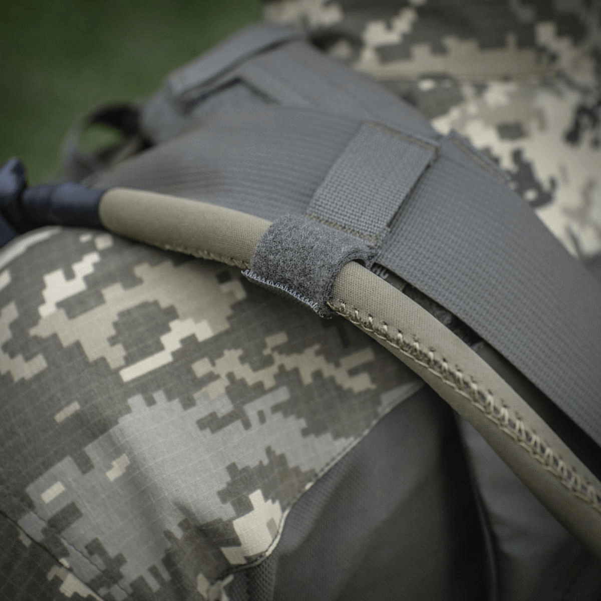 Nærbillede af M-Tac STURM Elite Rygsæk med camo-design og holdbare materialer til taktisk brug.