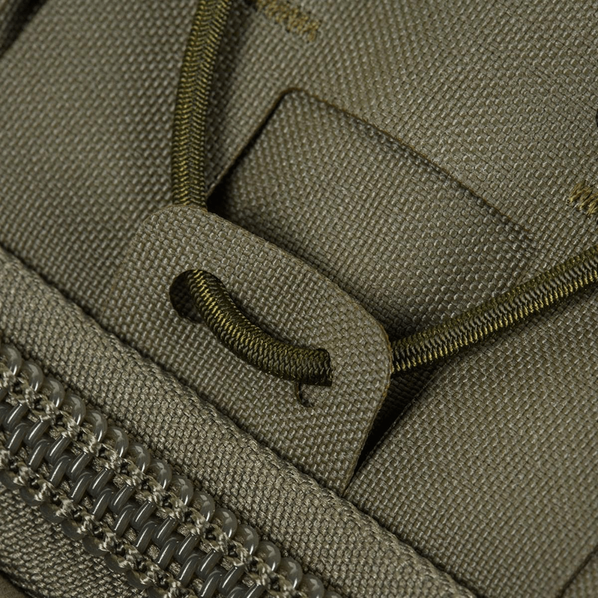 Nærbillede af M-Tac STURM Elite Rygsæk lavet af Cordura med kraftig lynlås og holdbart paracord til udstyr.