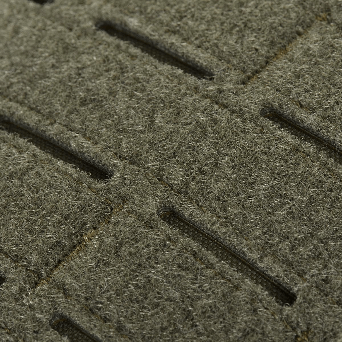 Nærbillede af grå, tekstureret stof med rektangulære mønstre