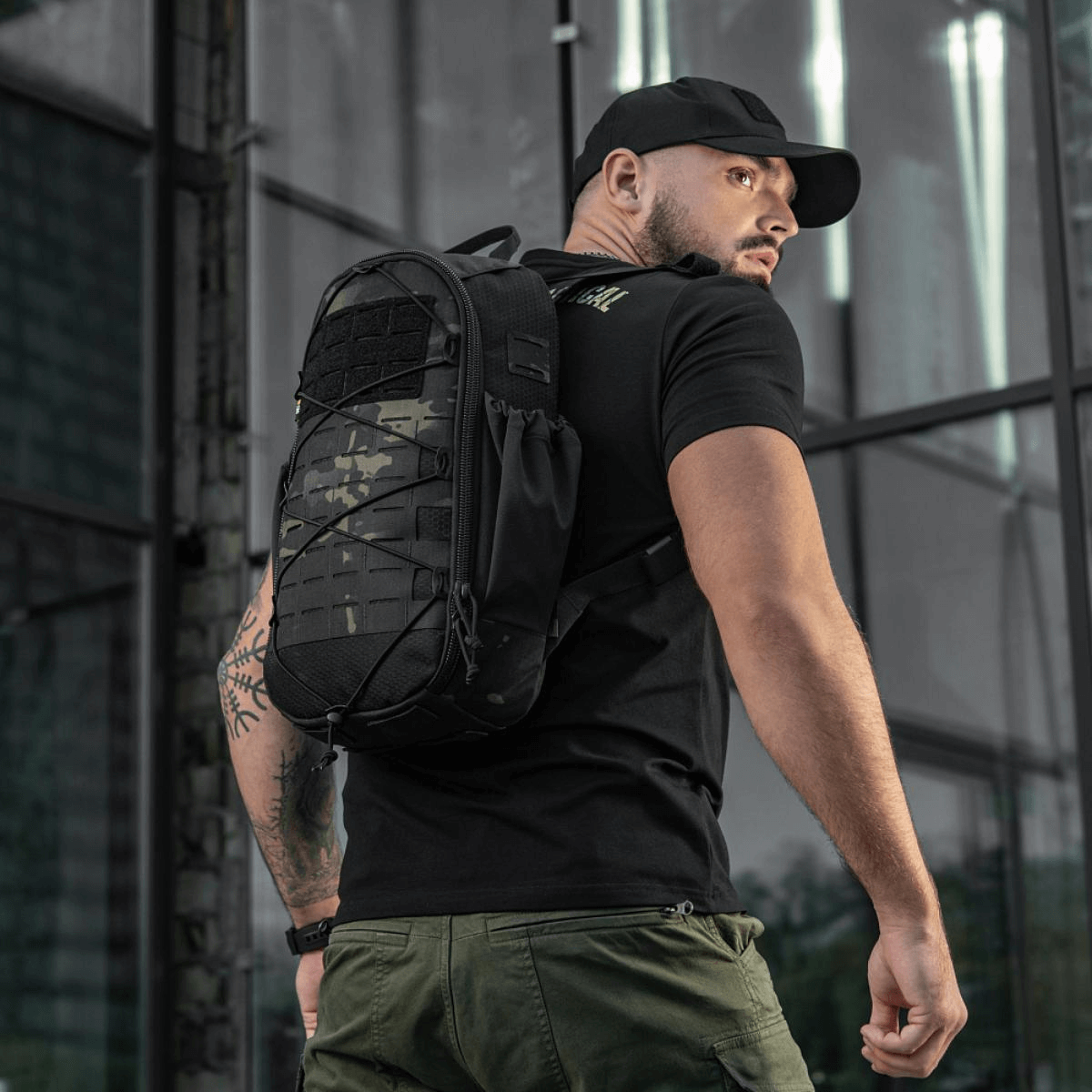 Mand iført M-Tac STURM Elite Rygsæk med MOLLE Laser Cut frontpanel i udendørs miljø.