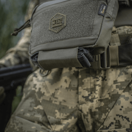 M-Tac Large Elite Gen.II Skuldertaske, taktisk skuldertaske af Cordura 500D med YKK lynlåse, set på uniform i camouflage mønster
