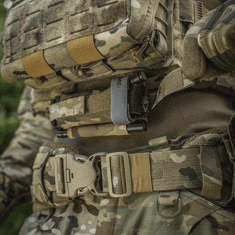 M‑Tac Tourniquet Pouch Elastic Gen.5 monteret på taktisk udstyr med elastiske velcro fastgørelser og camouflage mønster.