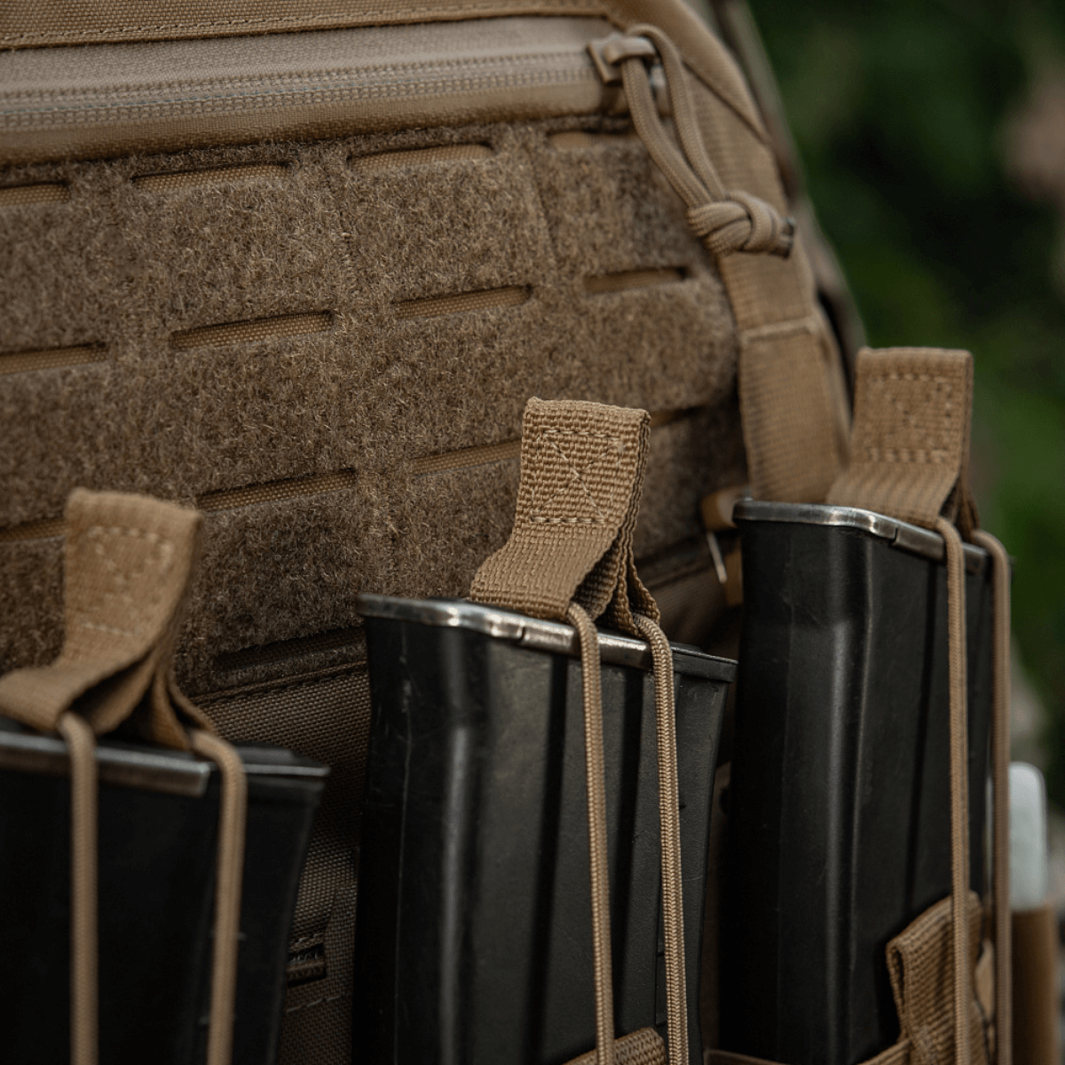 M-Tac Frontpanel til Cuirass QRS Pladebærer Tre Magasiner med elastisk magpung og Cordura materiale, holder AK/AR magasiner sikkert.