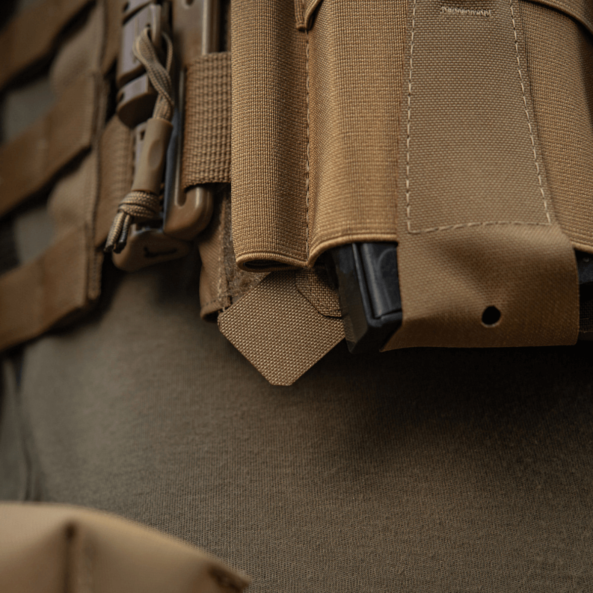 M-Tac Frontpanel til Cuirass QRS Pladebærer Tre Magasiner med elastikmagasinpose i Cordura Squadron for sikker hold og hurtig omladning.