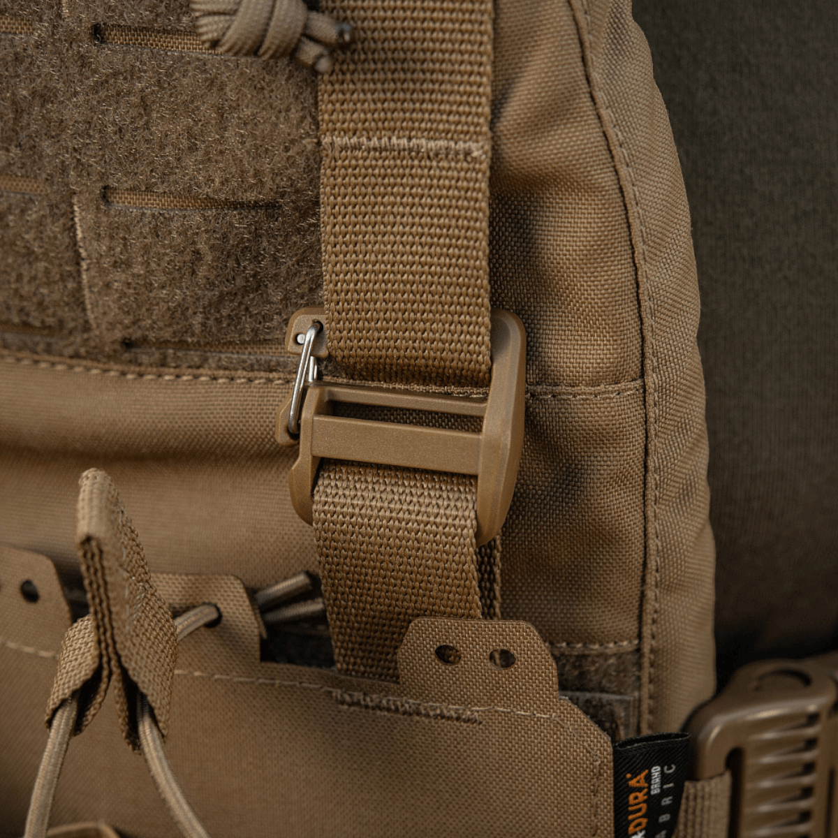 Nærbillede af M-Tac Frontpanel til Cuirass QRS Pladebærer Tre Magasiner med holdbart Cordura Squadron materiale og elastisk magasinfastgørelsessystem.