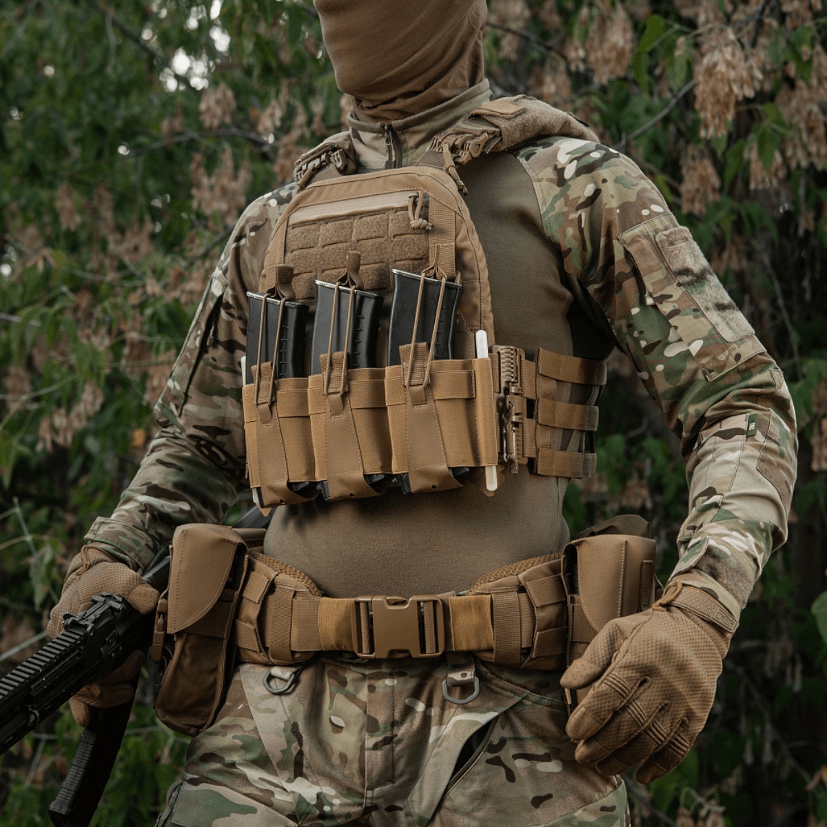 M-Tac Frontpanel til Cuirass QRS Pladebærer Tre Magasiner i brug, viser funktionelt design med plads til tre magasiner.