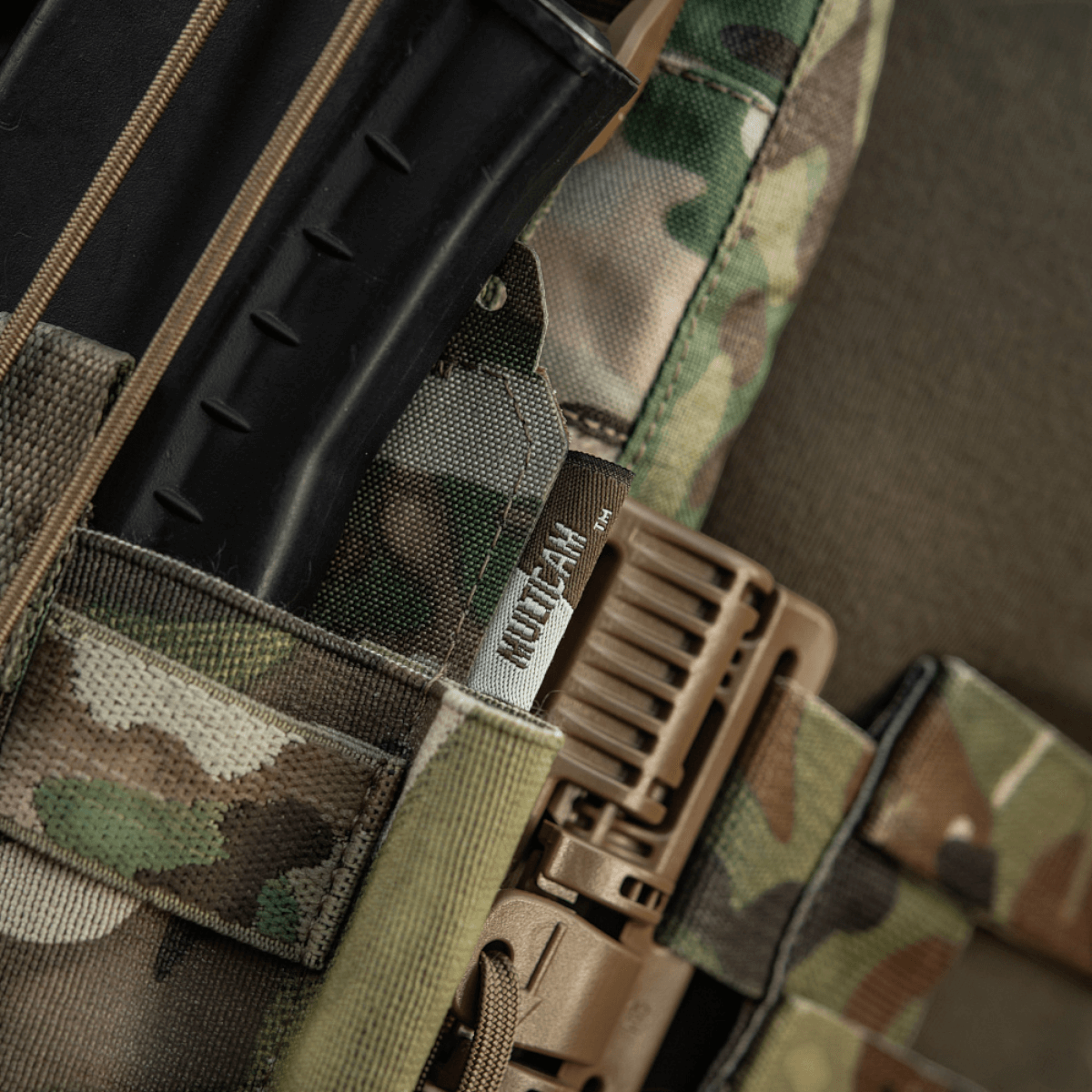Detaljebillede af M-Tac Frontpanel til Cuirass QRS Pladebærer Tre Magasiner i camouflage med magasiner monteret.