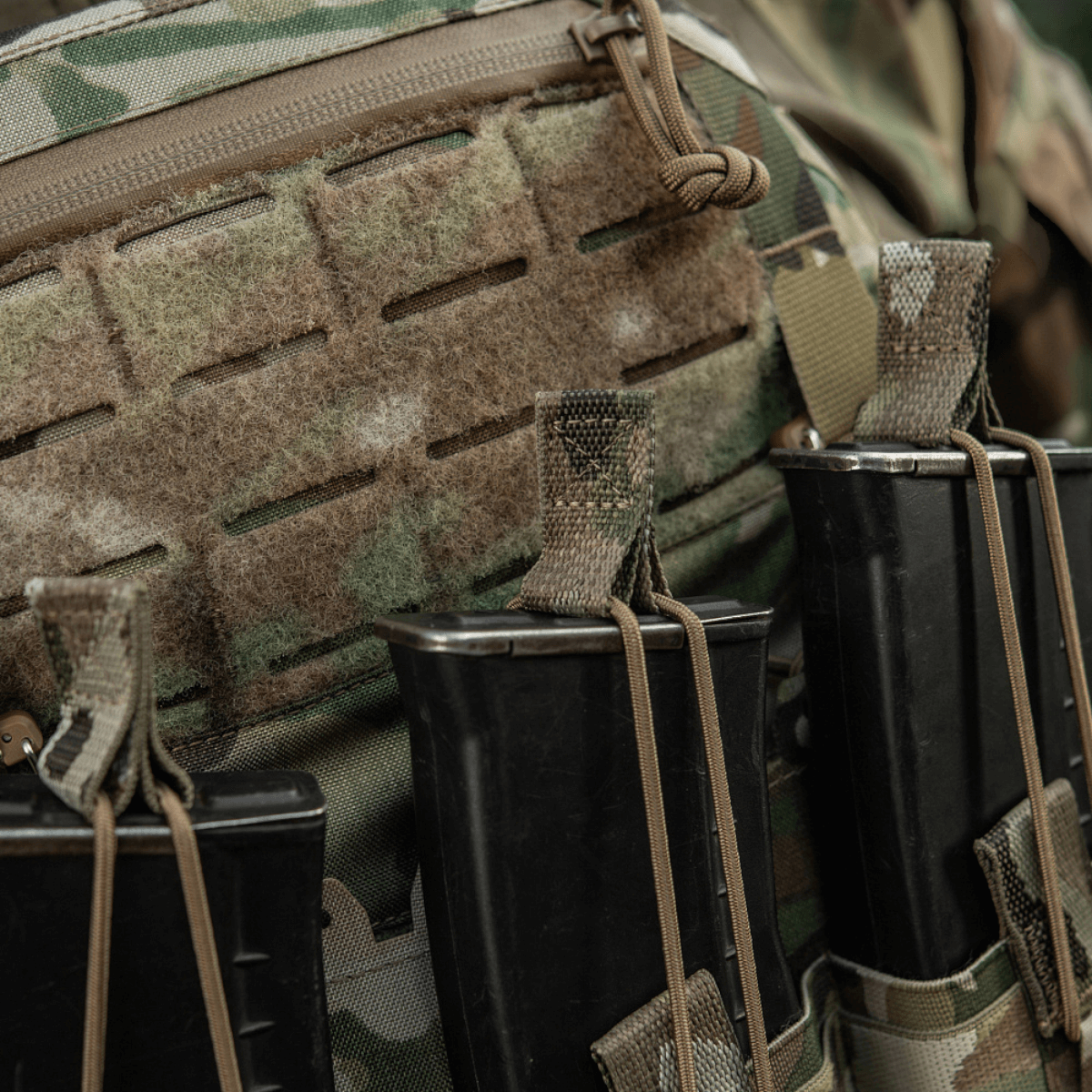 M-Tac Frontpanel til Cuirass QRS Pladebærer Tre Magasiner i brug, viser tre magasiner sikret i funktionel Cordura Squadron mag pouch.