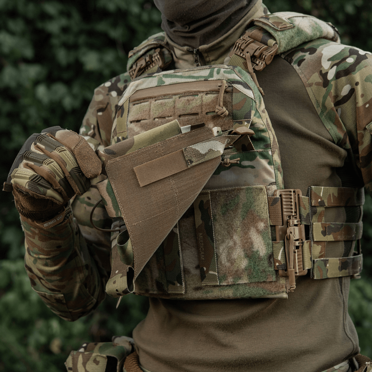 M-Tac Frontpanel til Cuirass QRS Pladebærer Tre Magasiner med elastisk magpung til AK/AR magasiner i camouflage design