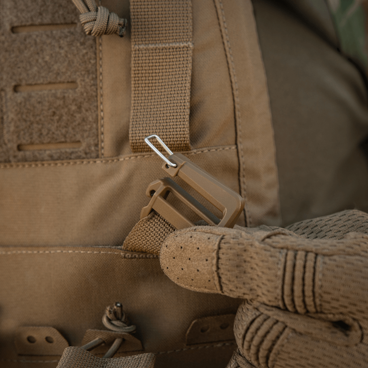 M-Tac Frontpanel til Plate Carrier Cuirass QRS til 4 Magasiner med detaljeret fokus på fastgørelsessystemet.