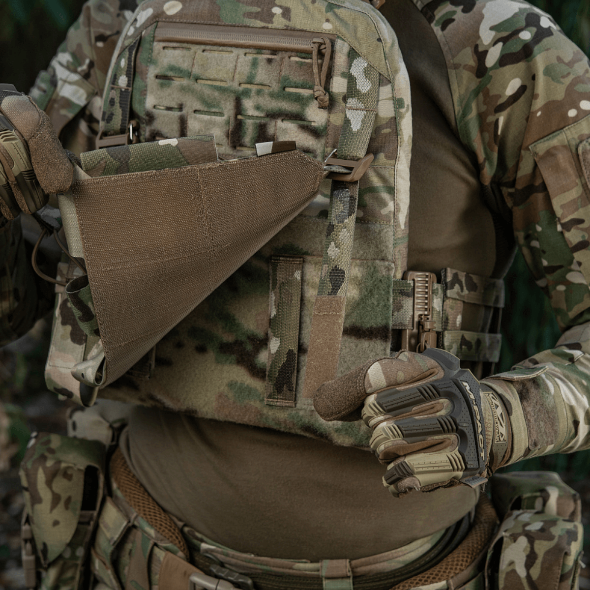 Taktisk udstyr viser M-Tac Frontpanel til Plate Carrier Cuirass QRS til 4 Magasiner, for nem omladning og magasinkapacitet.