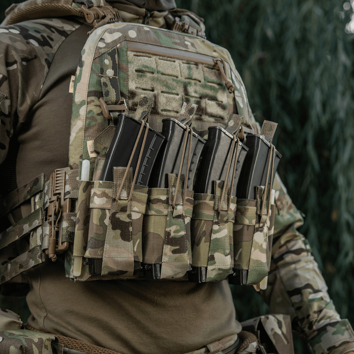 M-Tac Frontpanel til Plate Carrier Cuirass QRS til 4 Magasiner i brug