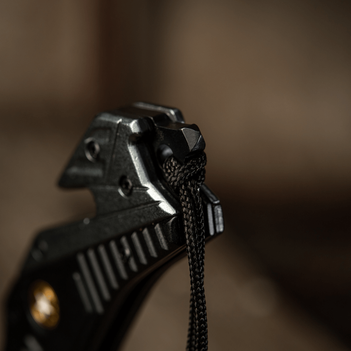 M-Tac Zeus Lanyard i flettet paracord design, perfekt til kniv eller lygte, fleksibel og stilfuld til hurtigt udstyrsadgang.