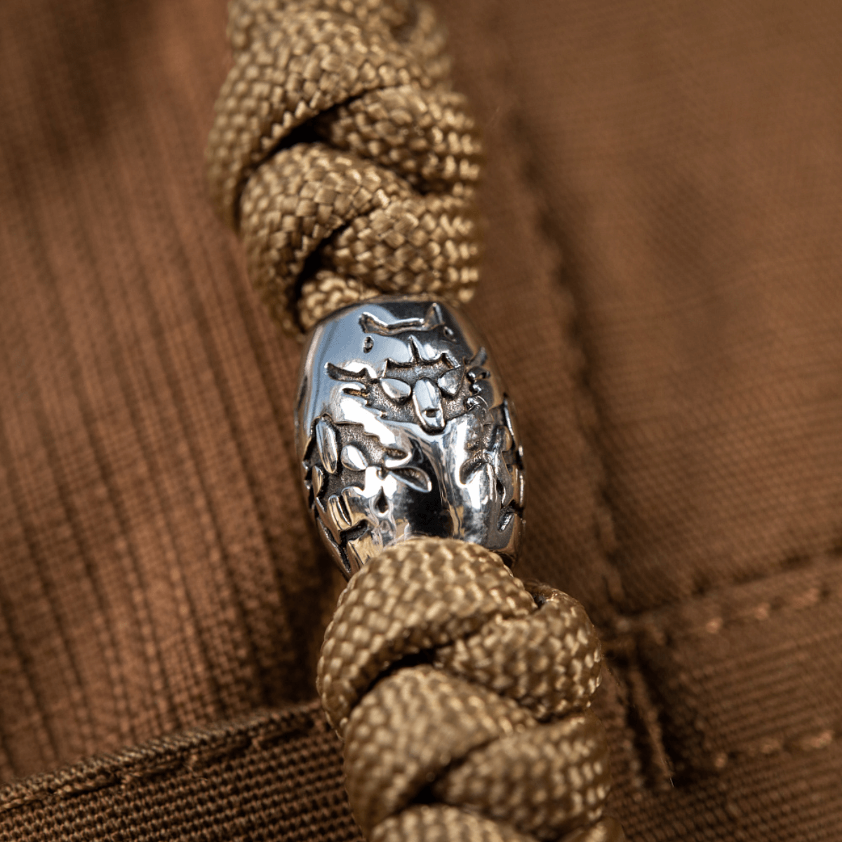 M-Tac Zeus Stainless Steel Lanyard med paracord og dekorativ stålperle til hurtig adgang til udstyr som knive og lygter.