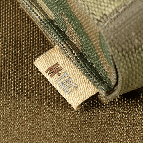 M-Tac Gasdåseholder Vertikal with MIL-SPEC strap and Woojin lock in camouflage design, shown against a textured background.