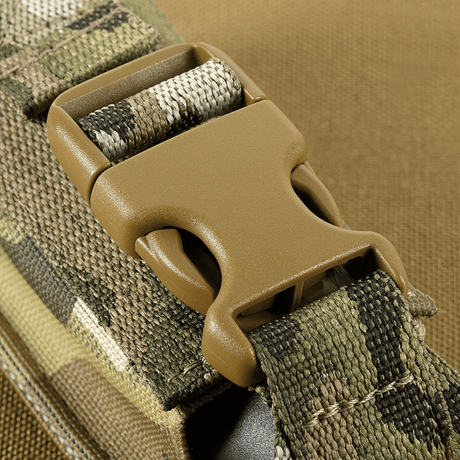 M-Tac Gasdåseholder Vertikal with Woojin lock and MIL-SPEC strap detailed image of closure and belt system.