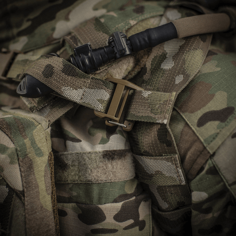 M-Tac Sturm Elite Gen.II with hydration system and camouflage pattern, close-up of buckle and hydration tube.