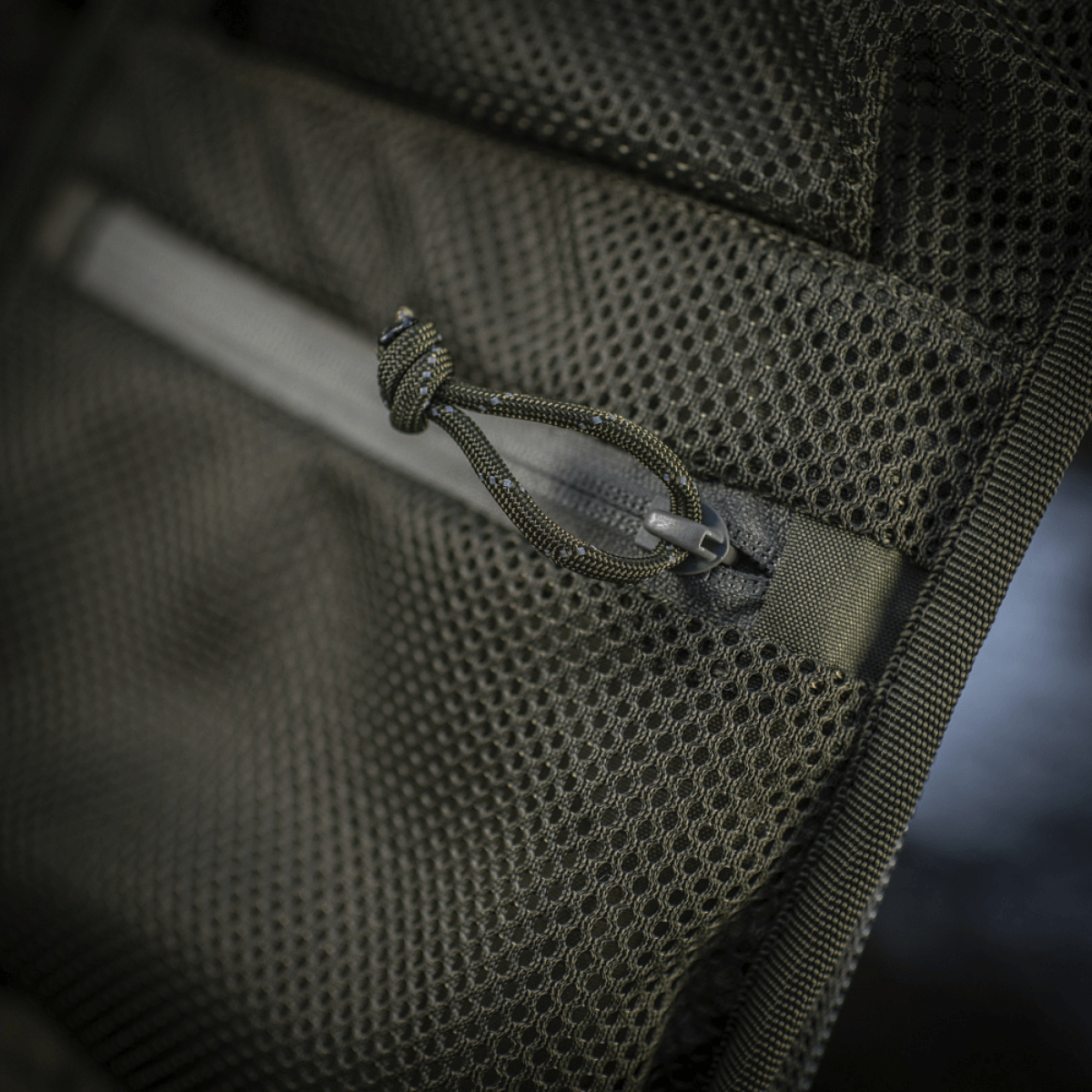 Detalje af M-Tac Rygsæk Sturm Elite Gen.II med netlommer til EDC-udstyr og robust Cordura materiale, ideel til raid-brug.