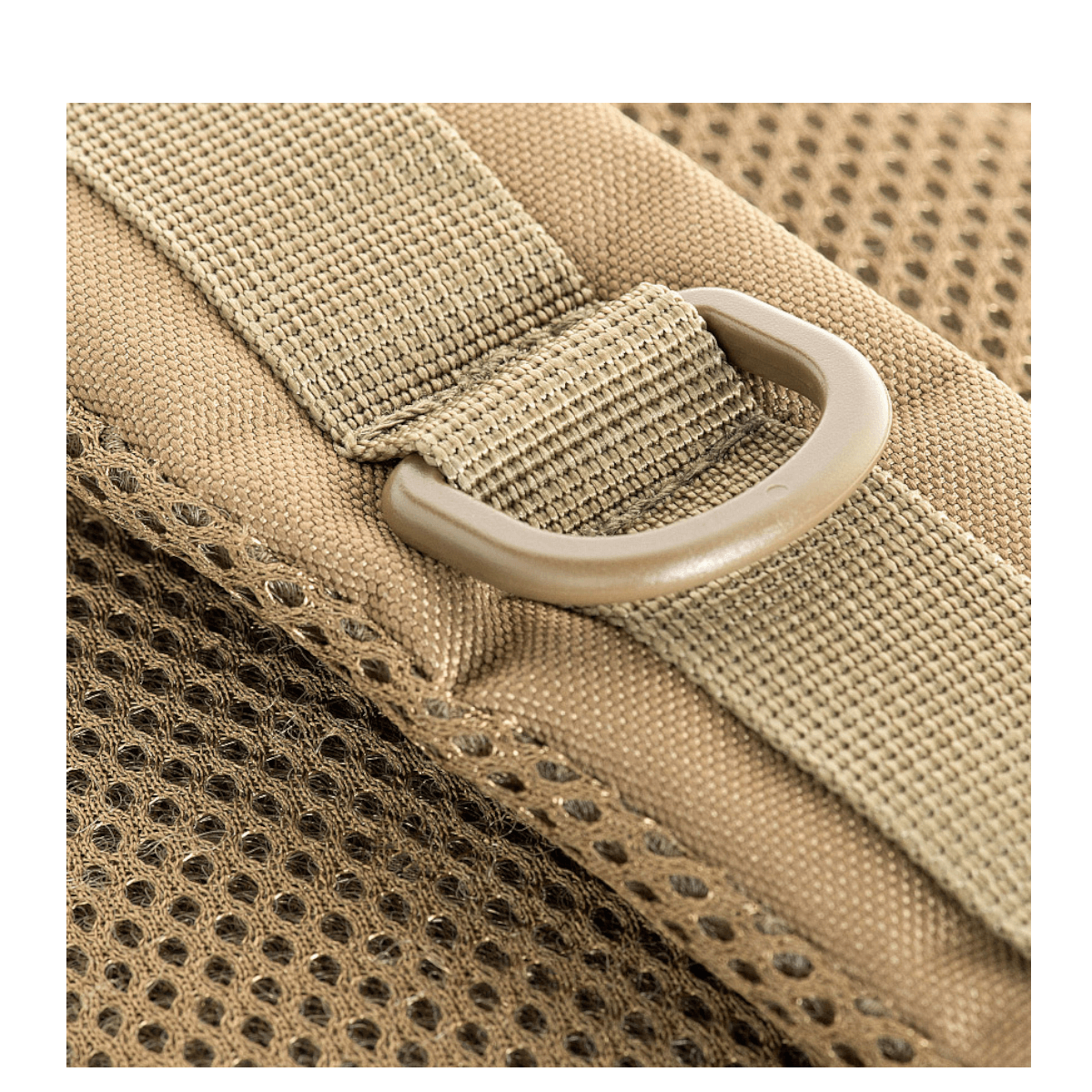 Nærbillede af M-Tac Assault Pack bryder med justerbare stropper og netstof for komfort.