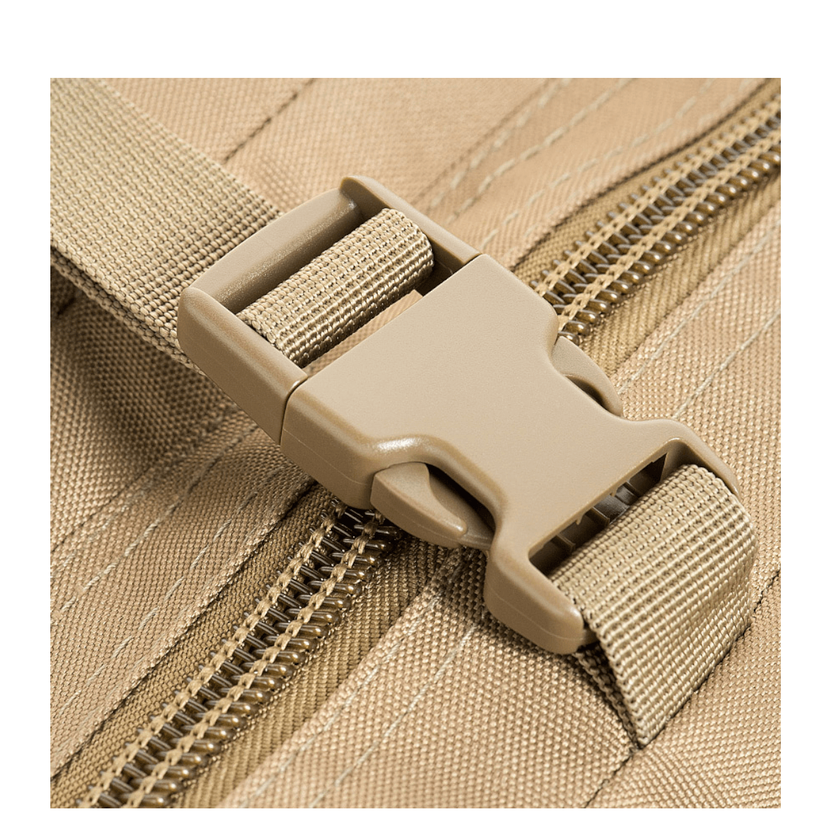 Nærbillede af spænde og lynlås på M-Tac Assault Pack med robust MOLLE-system for ekstra holdbarhed.