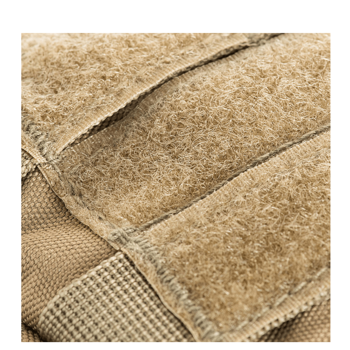 Nærbillede af M-Tac Assault Pack med MOLLE-system i beige materiale