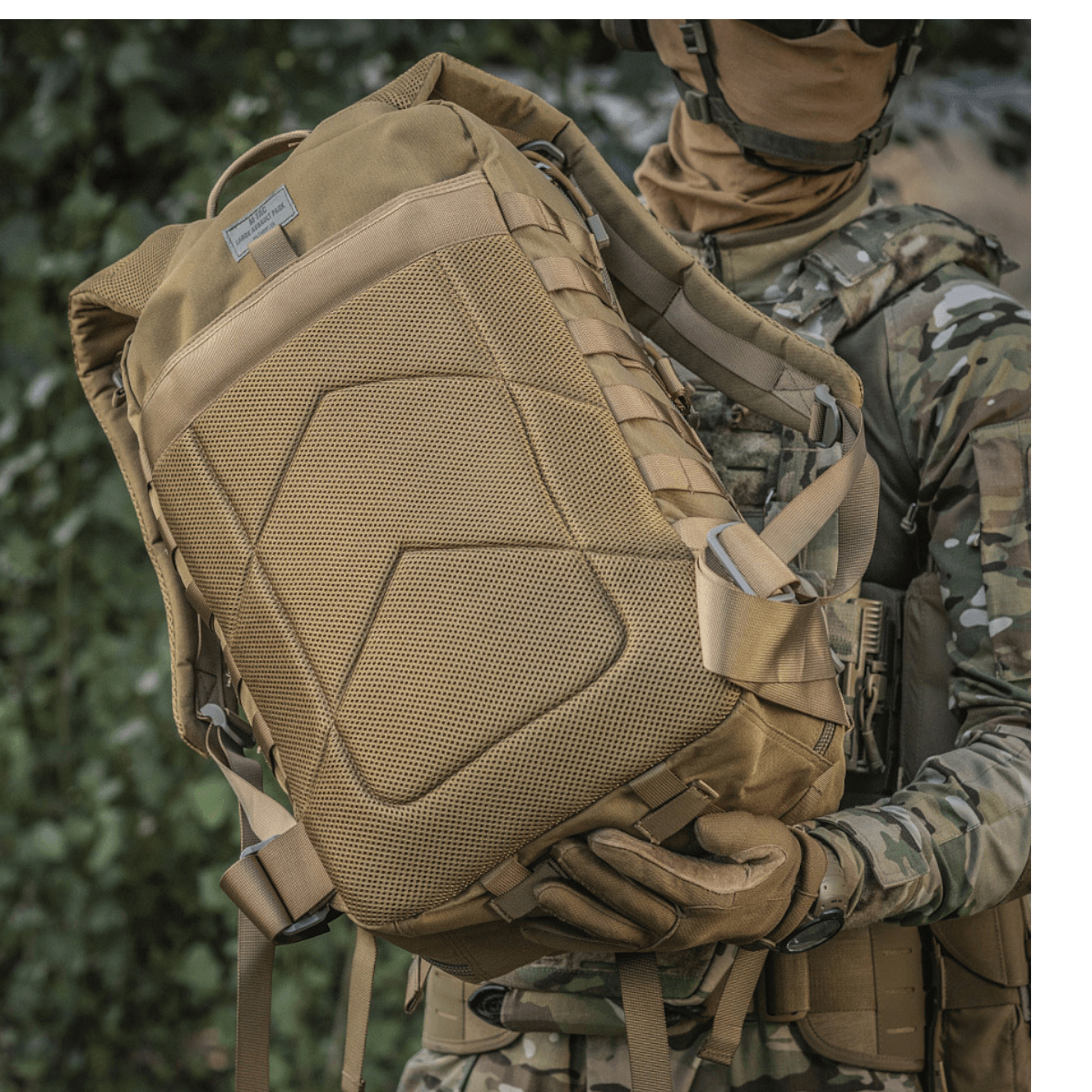 Soldat med M-Tac Large Assault Pack Rygsæk i urban camouflagemønster, viser MOLLE-fastgørelsessystem og komfortable skulderremme.