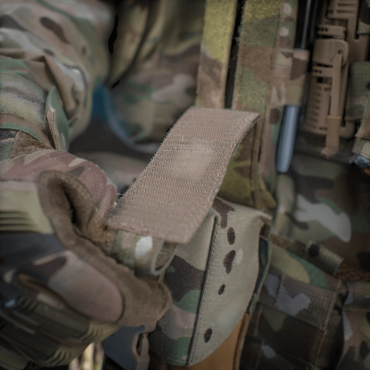 M-Tac Lomme til Tourniquet Closed i brug under taktiske forhold, der viser robust konstruktion og nem adgang.