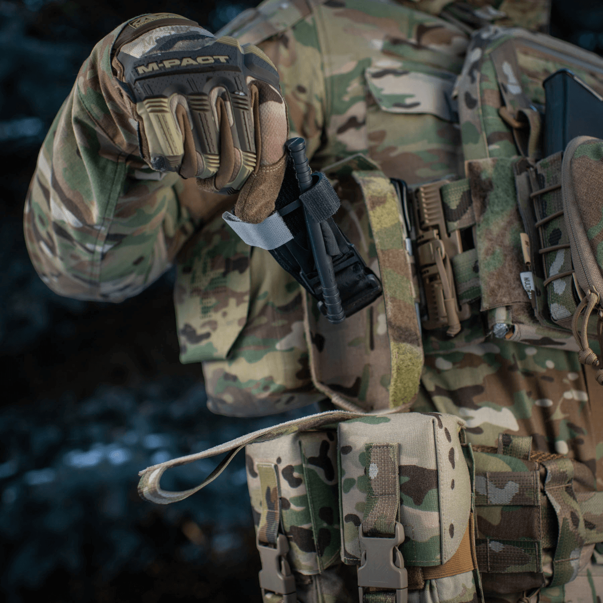 M-Tac Lomme til Tourniquet Closed i brug på taktisk vest, foto af tourniquet-pose i feltoperation