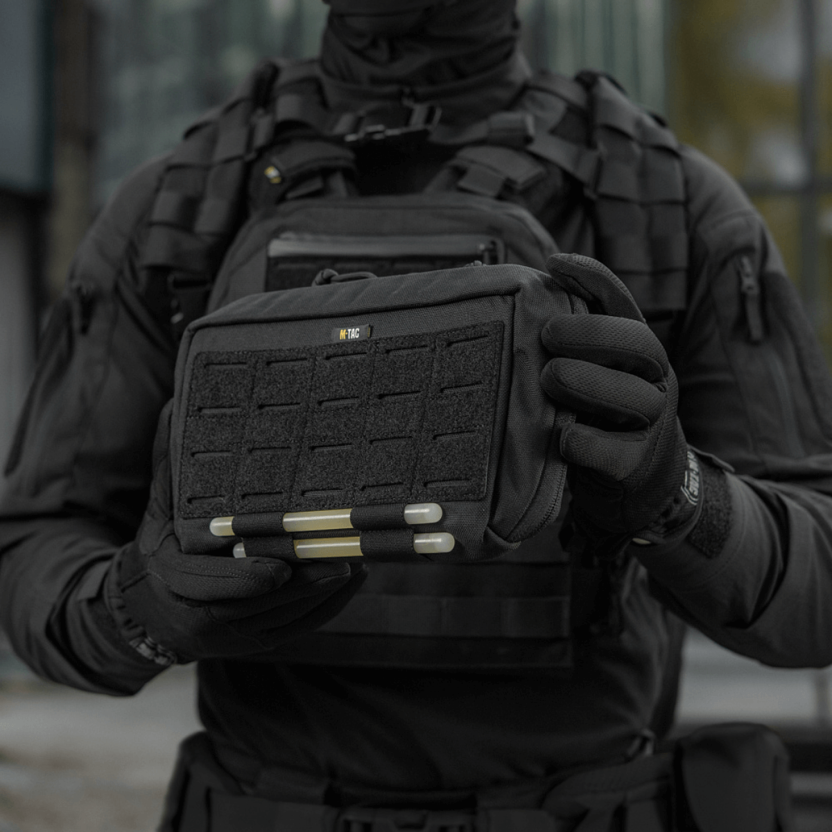 M-Tac Admin Pouch Large Elite taktisk udstyrstaske i sort, holdt af person iført taktisk tøj, fremstillet af slidstærkt Cordura 500D
